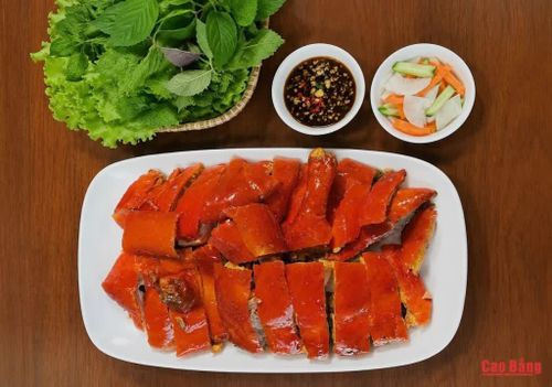 Từng miếng vịt quay vàng giòn, ăn kèm rau sống và nước chấm, tạo nên tổng thể hài hòa, đậm đà.