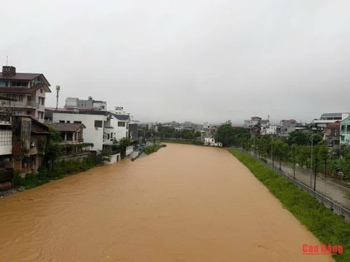 Người dân khu vực trũng, thấp ven sông trên địa bàn tỉnh chủ động theo dõi thông tin về tình hình thiên tai để bảo đảm an toàn.