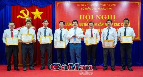 Các cá nhân được Giám đốc Sở GD&ĐT Nguyễn Văn Nguyên tặng giấy khen vì có thành tích tiêu biểu trong thực hiện sắp xếp các cơ sở giáo dục. Ảnh: TRÚC LINH