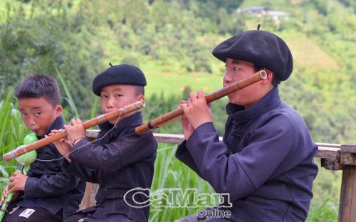 Các em còn là “nghệ sĩ nhí” mang đến những làn điệu từ nhạc cụ dân tộc.