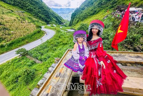 Du khách thuê những trang phục nhiều màu sắc để hoà vào thiên nhiên vùng núi đèo.