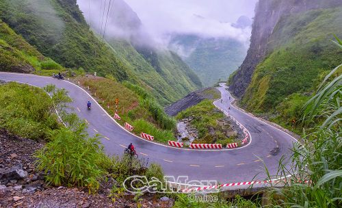 Cung đèo quanh co, xuyên tầng mây vào buổi sáng trên dốc Thẩm Mã, Tuyên Quang.
