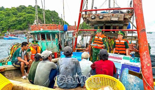 Cán bộ, chiến sĩ Đồn Biên phòng Hòn Chuối tuyên truyền, hướng dẫn ngư dân thực hiện đúng các quy định pháp luật khi khai thác hải sản trên biển.