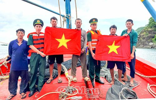 Đồn Biên phòng Hòn Chuối tặng cờ Tổ quốc cho ngư dân, góp phần nâng cao ý thức bảo vệ chủ quyền biển, đảo trong quá trình khai thác hải sản.