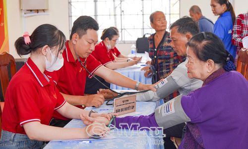 Người dân được đo huyết áp trước khi khám bệnh.