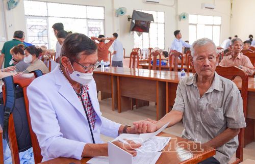 Bác sĩ CKII Nguyễn Văn Dũng trực tiếp khám bệnh cho người dân.