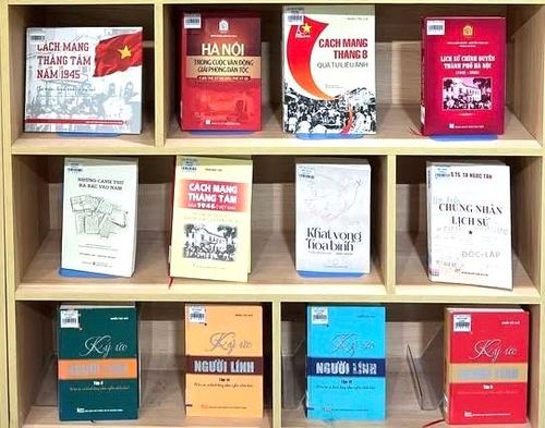 Nhiều ấn phẩm về Cách mạng Tháng Tám năm 1945, lịch sử Hà Nội và hành trình đấu tranh giành độc lập của dân tộc được giới thiệu tại Phòng đọc chuyên đề. Nguồn: Cổng TTĐT Sở VHTT Hà Nội