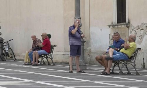 Người dân Floridia trong cái nóng nung người - Ảnh: Reuters
