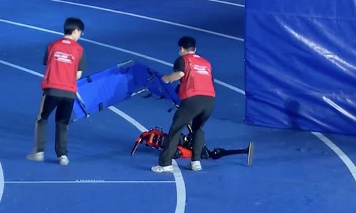 Một robot chạy xong phải "khiêng cáng" - Ảnh: Reuters