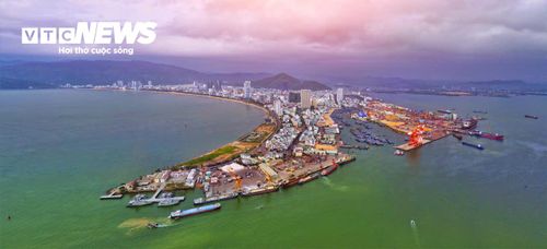 Đường thủ có Cảng biển Quy Nhơn, nơi cửa ngõ ra biển Đông của vùng Tây Nguyên và khu vực Tam giác Campuchia - Lào - Việt Nam. Cảng biển quy Nhơn luôn có sản lượng hàng hóa thông quan kỷ lục, tạo động lực phát triển mạnh mẽ cho logistics và công nghiệp.