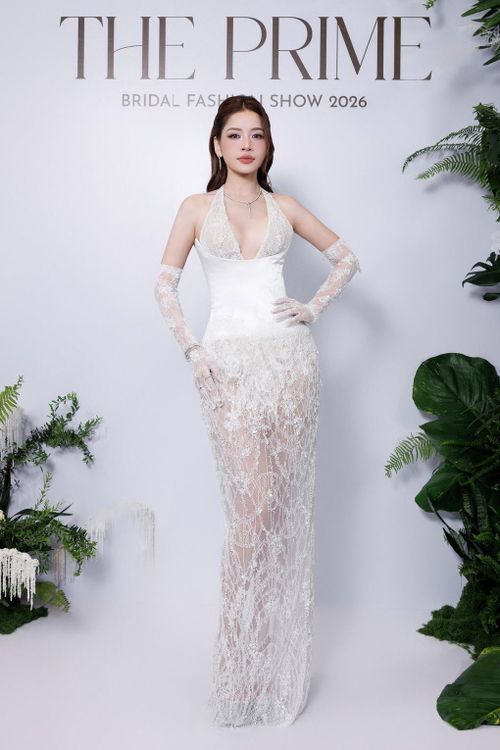 Tham dự sự kiện thời trang mới đây, Chi Pu hút trọn ống kính truyền thông khi diện váy ôm sát xuyên thấu tôn trọn vóc dáng đồng hồ cát.
