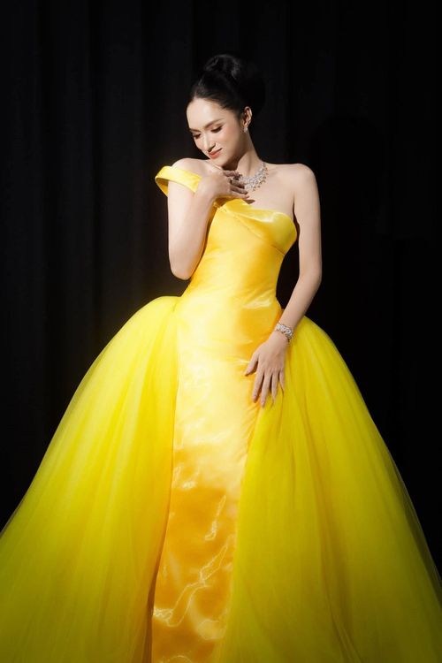 Ngồi ghế giám khảo bán kết Miss Universe Thailand, hoa hậu Hương Giang nổi bần bật với chiếc đầm bồng bềnh màu vàng rực rỡ. Người đẹp lựa chọn kiểu tóc búi cao cùng tông trang điểm màu cam khoe trọn visual ấn tượng.
