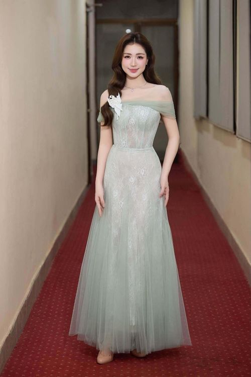 Hòa Minzy mang đến hình ảnh ngọt ngào, nữ tính trong mẫu đầm chất liệu voan màu xanh mint. Giọng ca “Bắc bling” lựa chọn tông trang điểm màu hồng cùng kiểu tóc xoăn lơi nhẹ nhàng “10 điểm không có nhưng”.