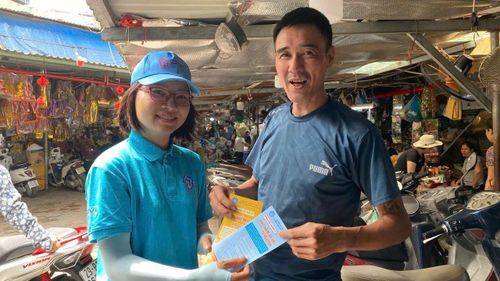 Truyền thông về bảo hiểm xã hội tới người dân ngay tại cơ sở. Ảnh: Minh Thu