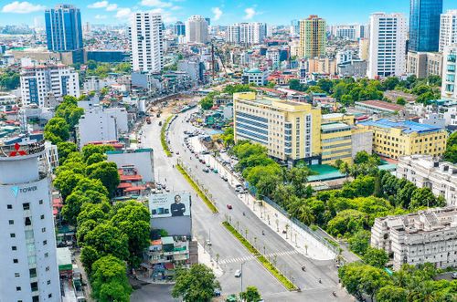 Toàn cảnh đường Vành đai 1 (đoạn Hoàng Cầu - Voi Phục) đang trong quá trình hoàn thiện.