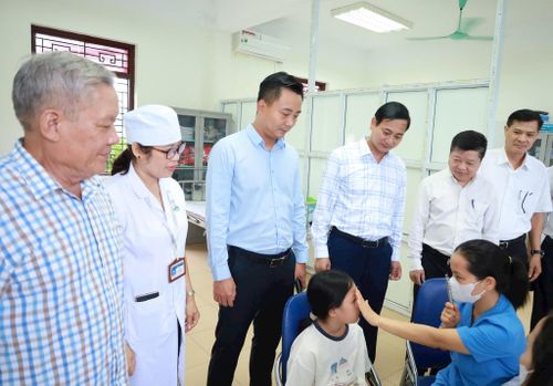 Lãnh đạo xã Minh Châu kiểm tra công tác khám sức khỏe định kỳ cho trẻ em. Ảnh: Trúc Như