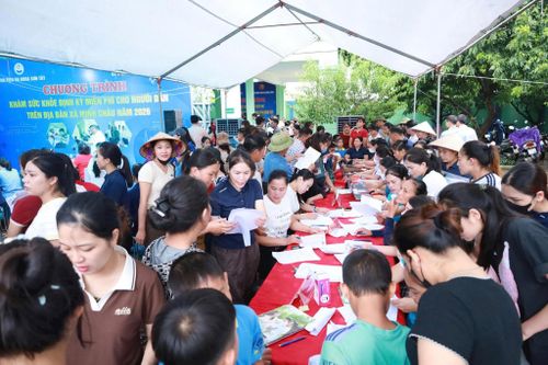 Đông đảo phụ huynh đưa con em đến khám sức khỏe. Ảnh: Trúc Như