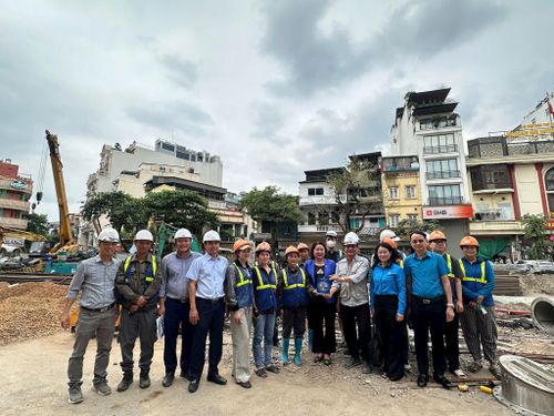 Lãnh đạo Liên đoàn Lao động thành phố Hà Nội nắm bắt tình hình và trao quà cho công nhân đang làm việc tại Dự án Xây dựng, lắp đặt bổ sung một số trạm bơm hồ, bể điều tiết, hệ thống đường ống thoát nước lưu vực Tô Lịch, Tả Nhuệ. Ảnh: PV