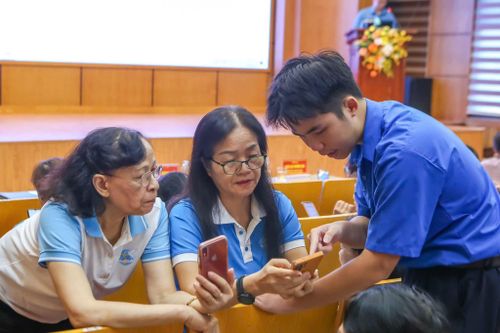 Thanh niên phường Ngọc Hà hỗ trợ người cao tuổi chuyển đổi số. Ảnh: MTTQ PNH.