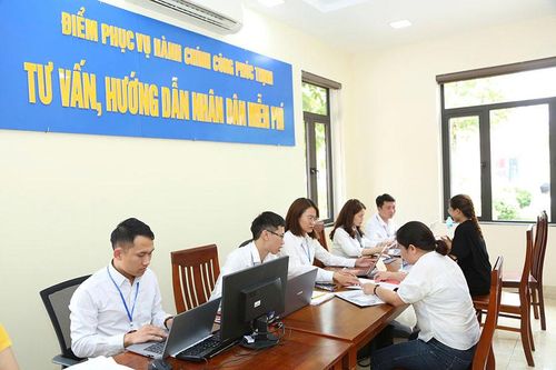Giải quyết thủ tục hành chính cho người dân tại Trung tâm Phục vụ hành chính công thành phố Hà Nội, Chi nhánh số 8. Ảnh: Phạm Hùng