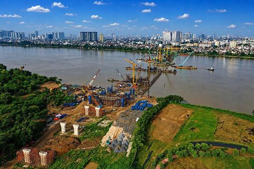 Thi công cầu Trần Hưng Đạo, Hà Nội. Ảnh: Phạm Hùng