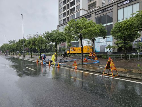 Xí nghiệp thi công cơ giới ứng trực tại đường Võ Chí Công. Ảnh: Lại Tấn