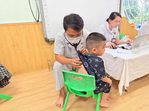 Bác sĩ Bệnh viện Phục hồi chức năng phối hợp cùng Trạm Y tế phường Thanh Xuân khám và sàng lọc chuyên sâu cho học sinh mầm non. Ảnh: SYT