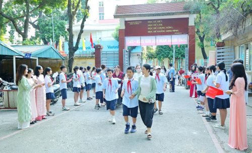 Học sinh lớp 6 Trường THCS Đống Đa, phường Kim Liên được thầy cô và các anh chị chào đón trong không khí thân thiện, gần gũi trước năm học mới - Ảnh PV