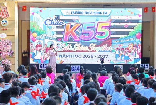 Hiệu trưởng Trường THCS Đống Đa Đào Thị Hồng Hạnh chào đón khóa học sinh mới trong ngày đầu các em đến trường - Ảnh PV