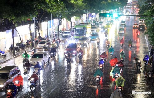 Cũng trong tối nay (23-8), tại phố Phạm Ngọc Thạch - khu vực thường xuyên bị úng ngập sau mỗi trận mưa trước đây, nay thông thoáng khác thường.