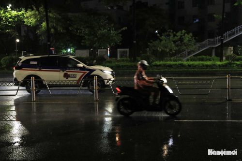 Mặt đường không đọng nước, người và phương tiện giao thông di chuyển bình thường.