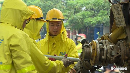 Mỗi vị trí được kiểm tra, khơi thông kịp thời giúp dòng nước thoát nhanh hơn. Do vậy, công việc của công nhân thoát nước Hà Nội diễn ra liên tục trong suốt thời gian mưa.