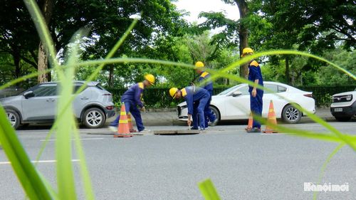 Để nhiều tuyến đường không còn ứng ngập, hơn 2.500 người vẫn âm thầm làm việc 24/24 giờ, từ mặt đường đến lòng cống, từ các cửa thu đến những công trình đầu mối.