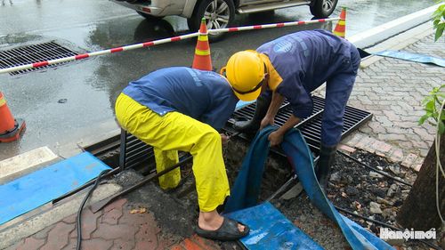 Vận hành máy hút trước và trong mưa, lực lượng thoát nước góp phần hạn chế tình trạng nước dồn ứ tại các vị trí thấp trũng. Ảnh ghi nhận tại ngõ 165 Thái Hà, điểm thấp trũng nhất trên tuyến phố