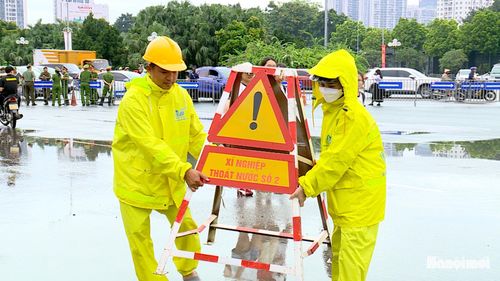 Tại nhiều tuyến đường, nước được tiêu thoát, giao thông cơ bản duy trì bình thường. Trong khi đó, các tổ công nhân vẫn tiếp tục trực tại những khu vực trọng yếu.
