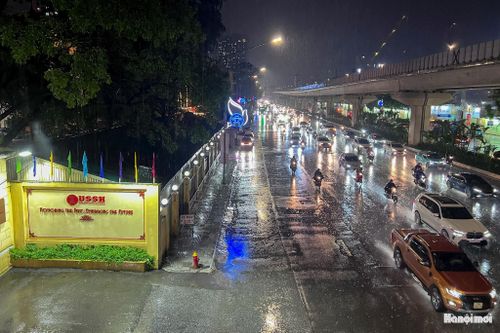 Còn đây là hình ảnh ghi nhận trong đêm 23-8-2026. Cũng ở vị trí ấy (đường Nguyễn Trãi), nhưng cả đoạn đường không bị ngập úng, giao thông thông thoáng. Ảnh: Khánh Huy