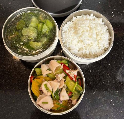 Bữa cơm trưa với canh mướp mồng tơi, mực xào thập cẩm được Hồng chuẩn bị cho chồng.