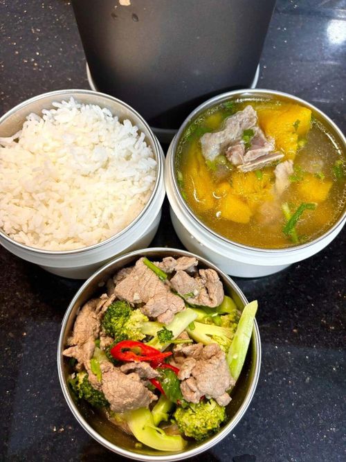 Để có thể dậy sớm nấu nướng, Hồng thường đi ngủ lúc 22h, ngủ khoảng 7 tiếng mỗi đêm và nghỉ trưa một giờ. Chồng cũng chia sẻ việc nhà bằng cách rửa chén, lo cho con vào buổi sáng. Những hôm Hồng chuẩn bị đồ ăn sáng như ngô, khoai lang, anh còn chủ động xin một phần mang theo.
