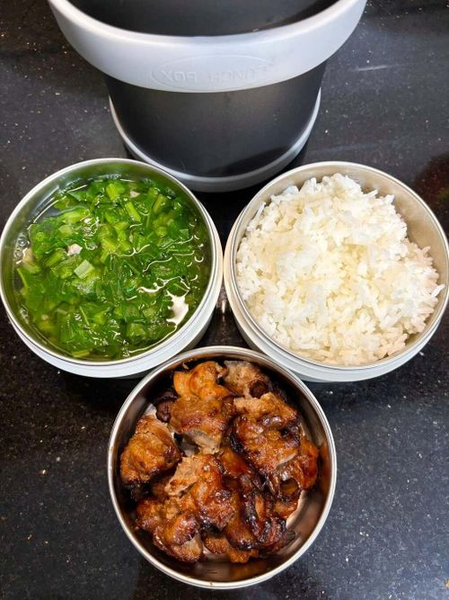 Mỗi cuối tuần, cô mua thực phẩm cho cả tuần, sơ chế, chia thành từng phần vừa đủ một lần nấu, hút chân không rồi cấp đông. Theo Hồng, cách này giúp kiểm soát lượng thực phẩm, hạn chế mua dư hoặc để nguyên liệu trong tủ lạnh quá lâu.
