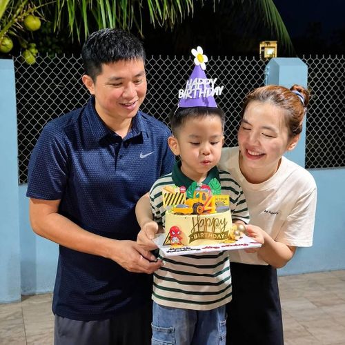 Vợ chồng Hồng trong sinh nhật 4 tuổi của con trai.