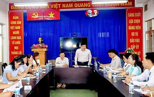Bệnh viện giao ban định kỳ hàng tháng với 4 trạm y tế. Ảnh: BVCC.
