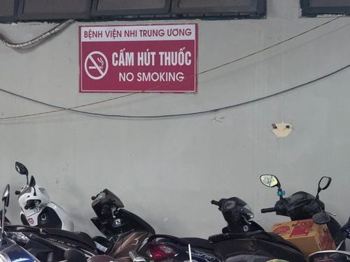 Truyền thông phòng chống tác hại của thuốc lá trong khuôn viên bệnh viện. Ảnh: Thái Bình
