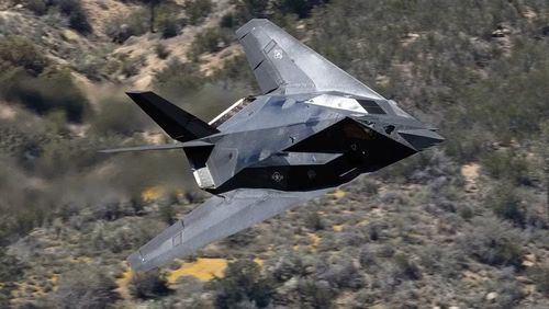 Hiện nay, máy bay chiến đấu tàng hình F-22 Raptor và F-35A cũng sử dụng móc đuôi khẩn cấp được giấu trong khoang có tấm ốp phẳng. Trong khi đó, máy bay chiến đấu F-35C hoạt động trên tàu sân bay sử dụng hệ thống móc đuôi khác, được thiết kế để bắt cáp hãm tốc thường xuyên.