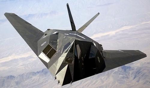 Vì vậy, móc đuôi của F-117 được đặt hoàn toàn bên trong một khoang phía sau tấm ốp phẳng. Khi được kích hoạt, các khối thuốc nổ sẽ đẩy tấm ốp ra ngoài, cho phép móc đuôi triển khai. Sau khi sử dụng, hệ thống phải được thiết lập lại trên mặt đất.