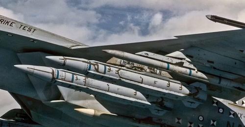 Hải quân Mỹ cho biết tên lửa không đối không tầm xa AIM-424 do Raytheon sản xuất và sử dụng động cơ tên lửa nhiên liệu rắn. Tên lửa dài 4,11 mét, đường kính 0,34 mét, sải cánh 0,67 mét và có trọng lượng 680,4 kg.