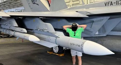 Một hình ảnh do Hải quân Mỹ công bố cho thấy máy bay chiến đấu F/A-18E/F Super Hornet thuộc Phi đội Thử nghiệm và Đánh giá Không quân Hải quân 23 mang 4 tên lửa AIM-424. Một hình ảnh khác cho thấy tên lửa này được lắp bên trong khoang vũ khí của máy bay chiến đấu F-35C.