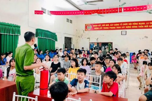 Công an xã Bình Minh trang bị kỹ năng thoát nạn cháy nổ cho thanh thiếu niên