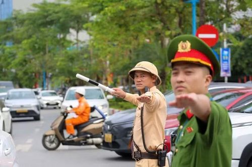 Công an phường Long Biên phối hợp với Đội 5 Phòng Cảnh sát giao thông phân luồng tại các nút giao trọng điểm
