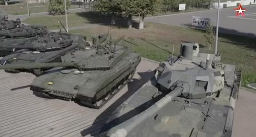 Sự thay đổi tiếp theo là hệ thống nạp đạn và bố trí vũ khí. T-72 và T-90 sử dụng hệ thống nạp đạn tự động kiểu carousel, với cơ số đạn được bố trí trong thân xe.