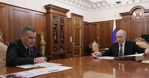 Theo ông Khinshtein, tổ phòng không nhận cảnh báo về cuộc tấn công vào khoảng 3h và phát hiện một "tên lửa khổng lồ" bay ở độ cao dưới 50 m với tốc độ khoảng 500 km/h. Mục tiêu được cho là nằm trong tầm bắn của súng máy bộ binh, khiến tổ hỏa lực quyết định khai hỏa.